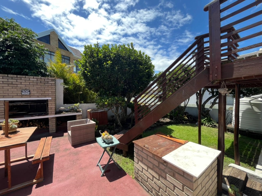 3 Bedroom Property for Sale in Cove Rock Eastern Cape
